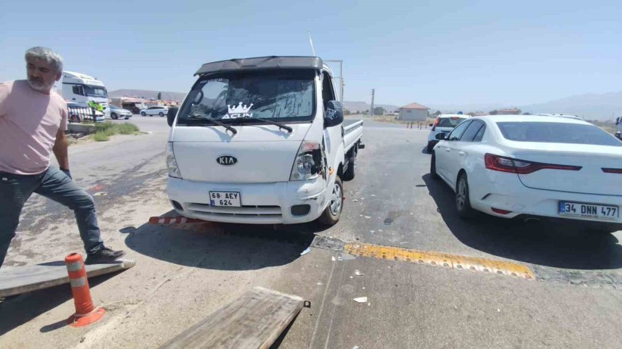 Aksaray’da 3 Araç Çarpıştı, 2’si Çocuk 5 Yaralı