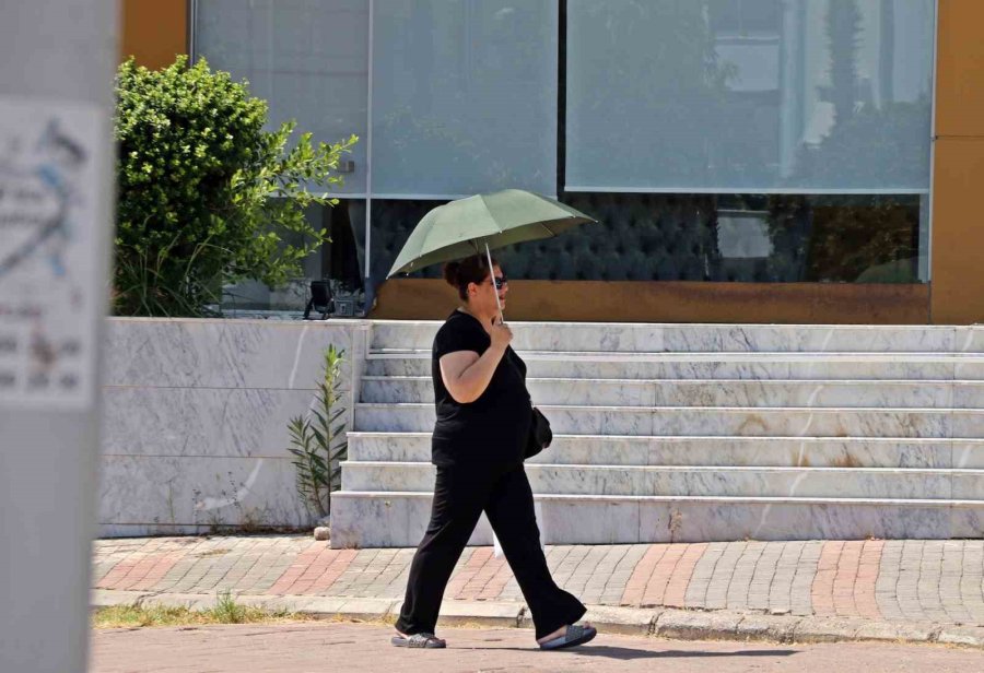 Antalya’nın Denizi Bile Yanıyor: Termometreler 45, Deniz Suyu 32 Derece