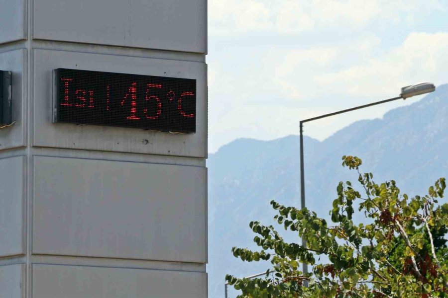 Antalya’nın Denizi Bile Yanıyor: Termometreler 45, Deniz Suyu 32 Derece