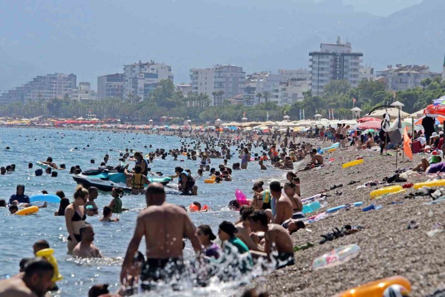 Antalya’nın Denizi Bile Yanıyor: Termometreler 45, Deniz Suyu 32 Derece