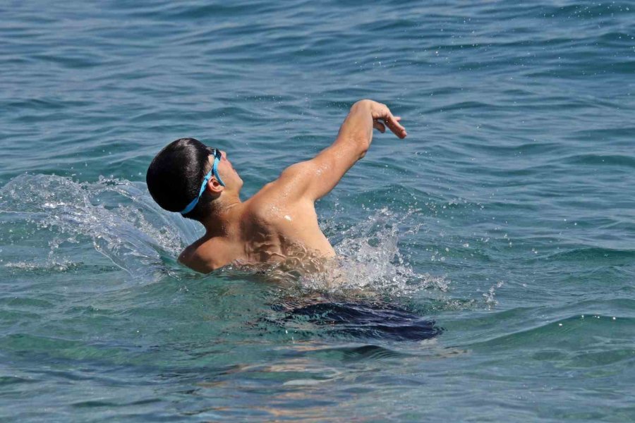 Antalya’nın Denizi Bile Yanıyor: Termometreler 45, Deniz Suyu 32 Derece