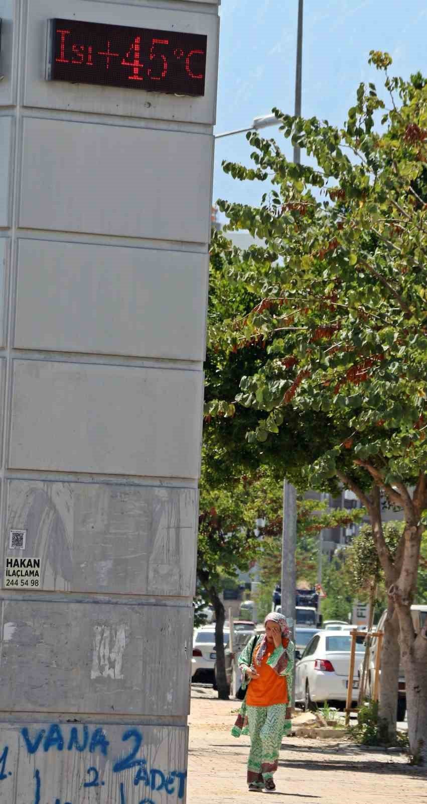 Antalya’nın Denizi Bile Yanıyor: Termometreler 45, Deniz Suyu 32 Derece