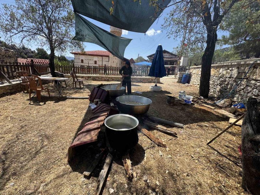 Tarihi Sarıhacılar’da Bin Kişilik Aşure İkramı