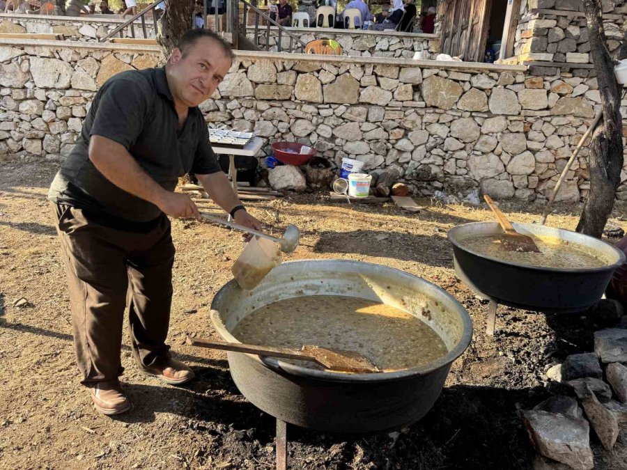 Tarihi Sarıhacılar’da Bin Kişilik Aşure İkramı