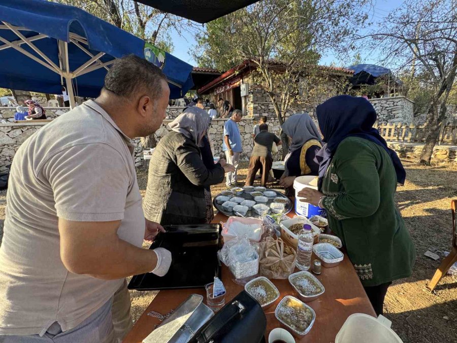 Tarihi Sarıhacılar’da Bin Kişilik Aşure İkramı