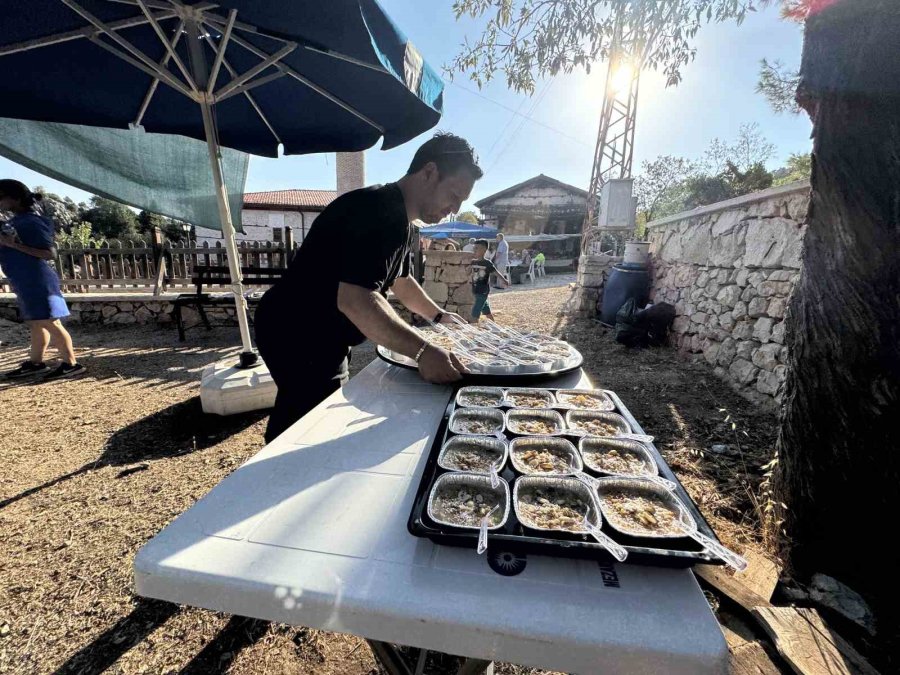 Tarihi Sarıhacılar’da Bin Kişilik Aşure İkramı