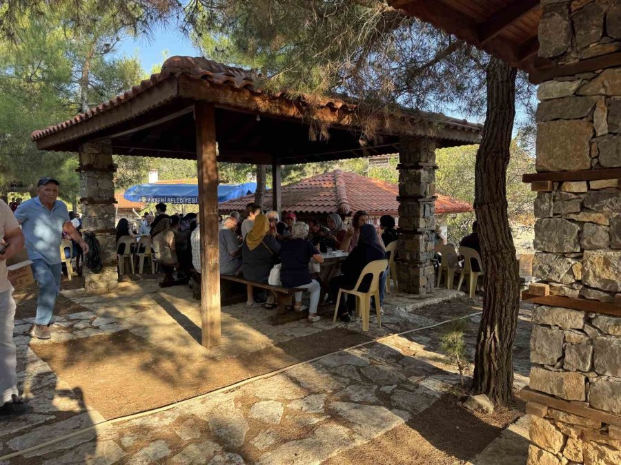 Tarihi Sarıhacılar’da Bin Kişilik Aşure İkramı