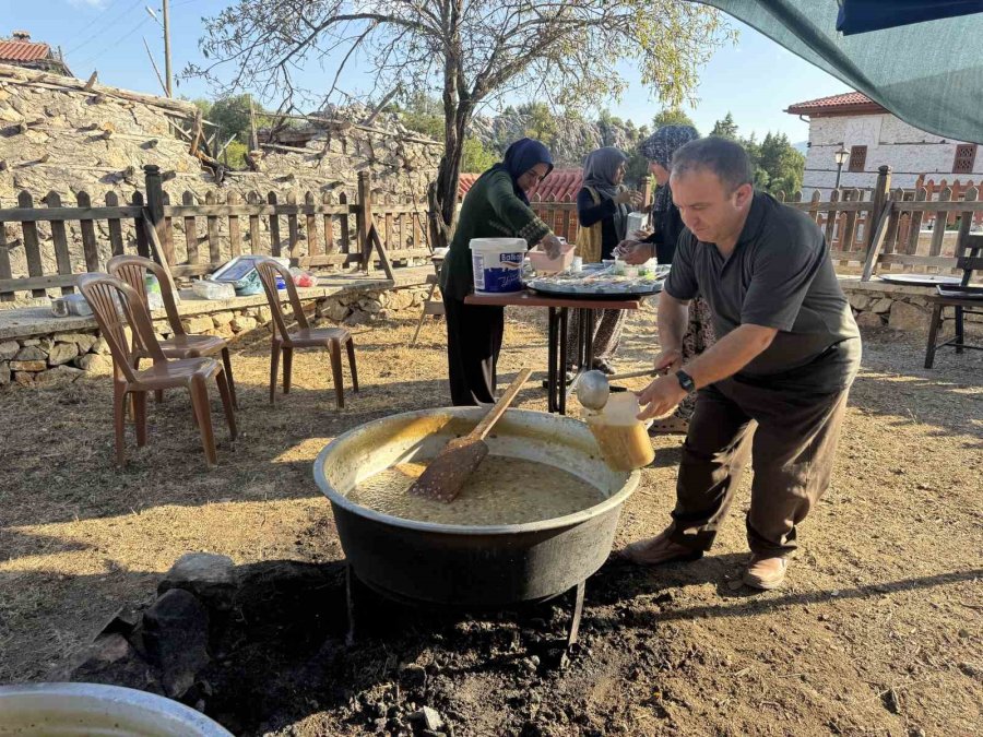 Tarihi Sarıhacılar’da Bin Kişilik Aşure İkramı