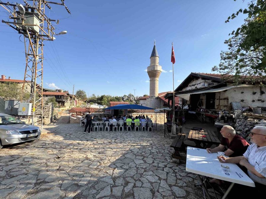 Tarihi Sarıhacılar’da Bin Kişilik Aşure İkramı