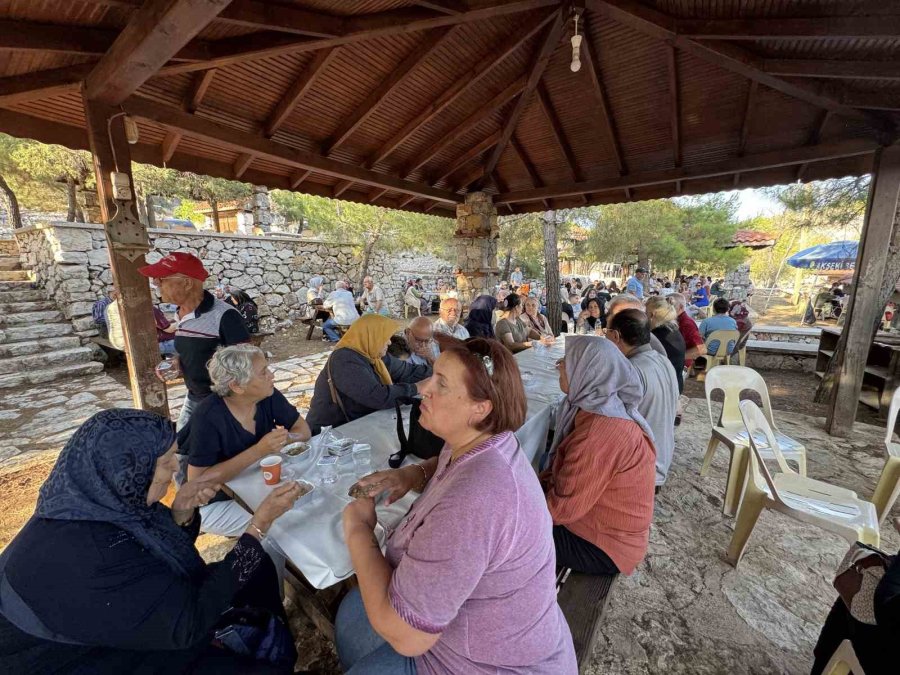 Tarihi Sarıhacılar’da Bin Kişilik Aşure İkramı