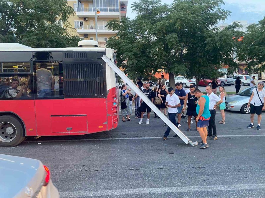 Antalya’da Halk Otobüsüne Karavan Tentesi Saplandı