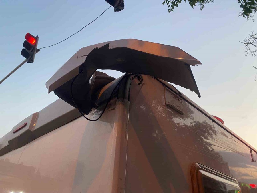 Antalya’da Halk Otobüsüne Karavan Tentesi Saplandı