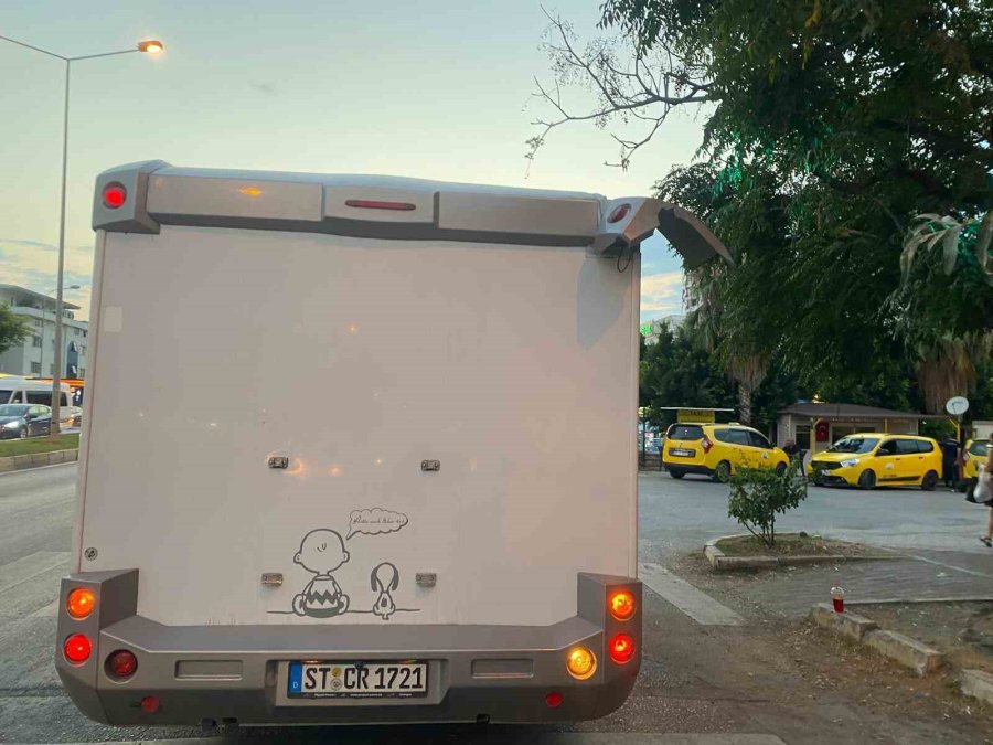Antalya’da Halk Otobüsüne Karavan Tentesi Saplandı
