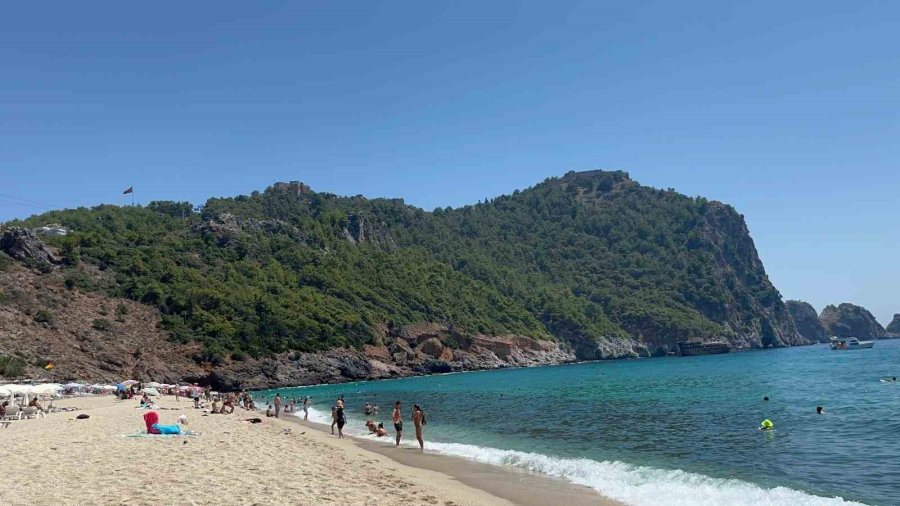 Alanya’da Sıcak Hava Sebebiyle Yerli Ve Yabancı Turistler Plajları Doldurdu