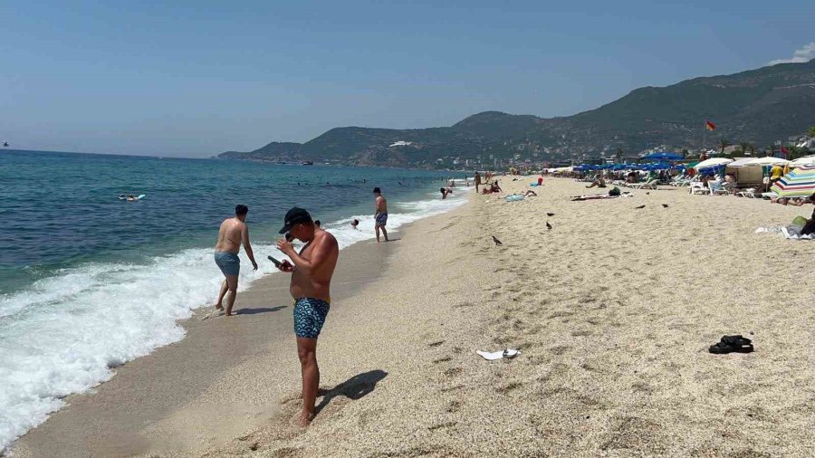 Alanya’da Sıcak Hava Sebebiyle Yerli Ve Yabancı Turistler Plajları Doldurdu