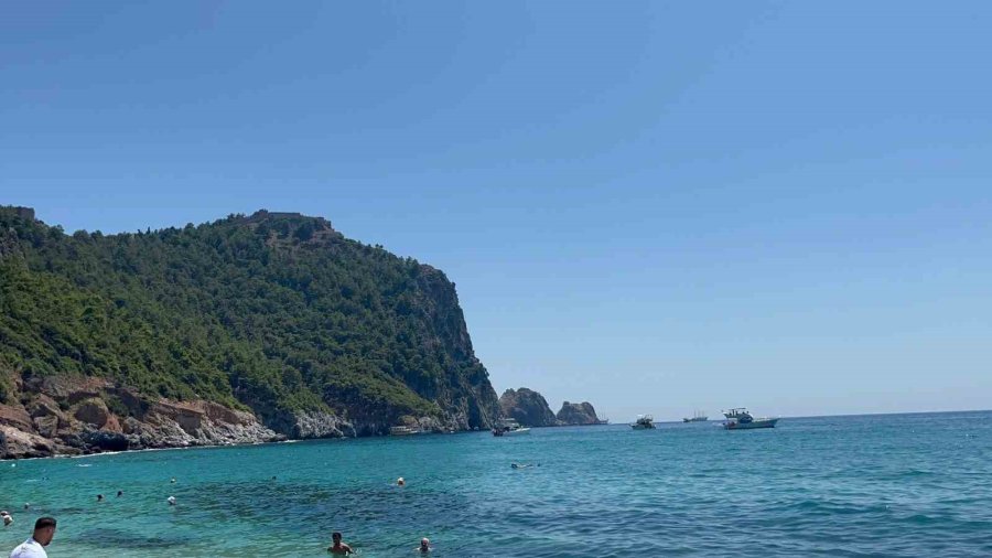 Alanya’da Sıcak Hava Sebebiyle Yerli Ve Yabancı Turistler Plajları Doldurdu
