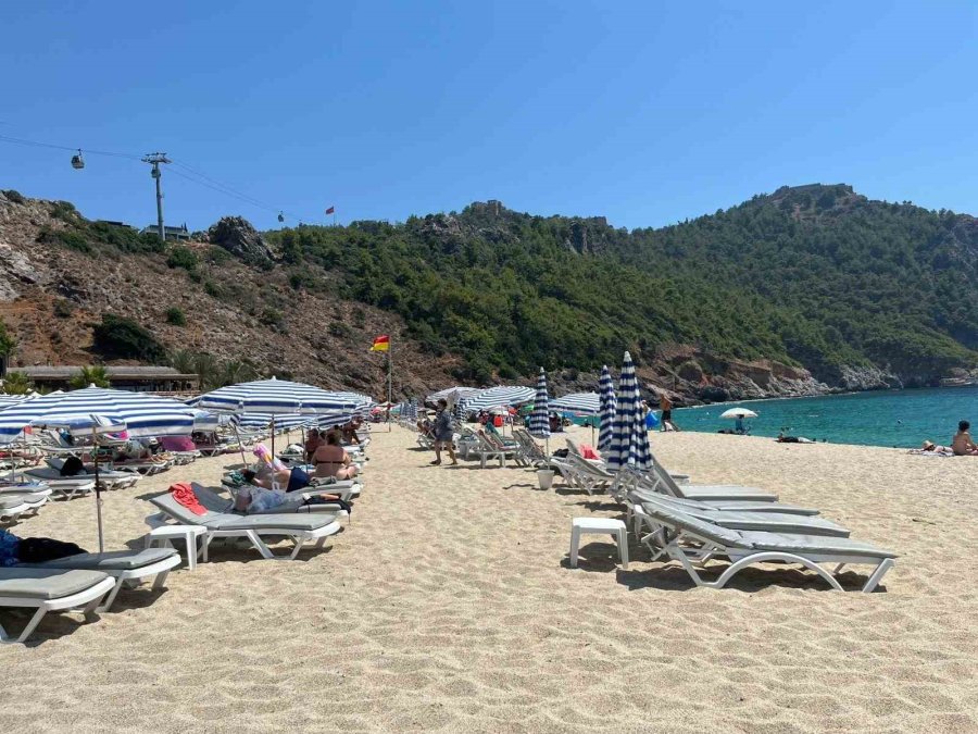 Alanya’da Sıcak Hava Sebebiyle Yerli Ve Yabancı Turistler Plajları Doldurdu