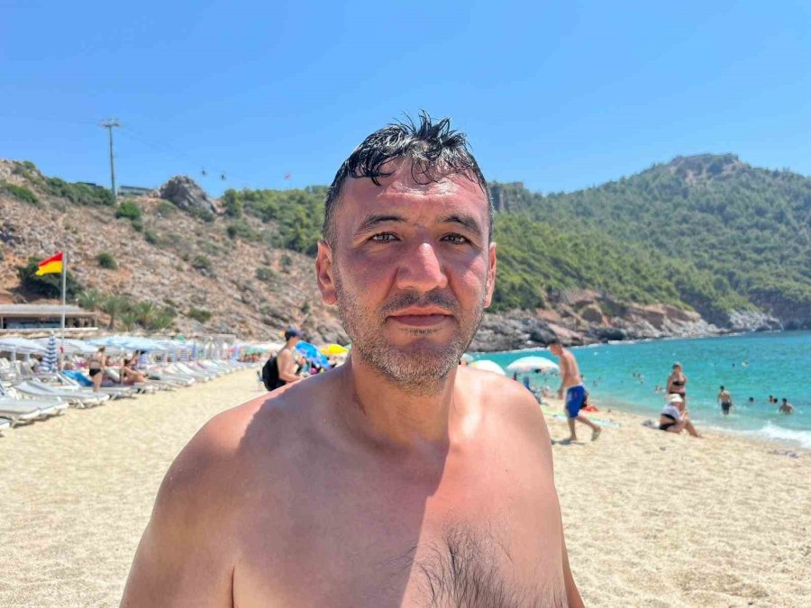 Alanya’da Sıcak Hava Sebebiyle Yerli Ve Yabancı Turistler Plajları Doldurdu