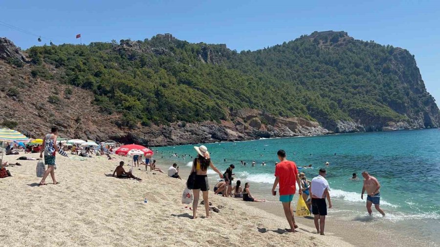 Alanya’da Sıcak Hava Sebebiyle Yerli Ve Yabancı Turistler Plajları Doldurdu