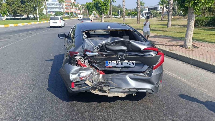 Kazada Babasının Otomobilinin Halini Gören Küçük Çocuk Gözyaşlarını Tutamadı