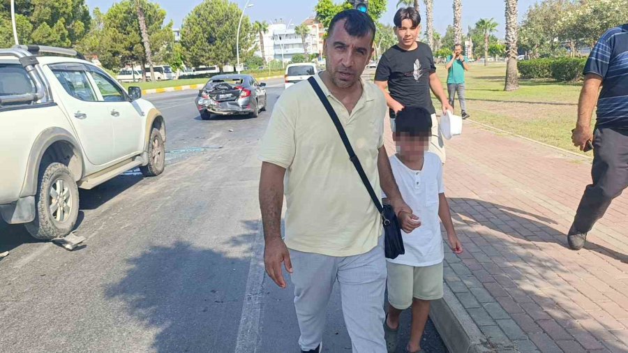 Kazada Babasının Otomobilinin Halini Gören Küçük Çocuk Gözyaşlarını Tutamadı