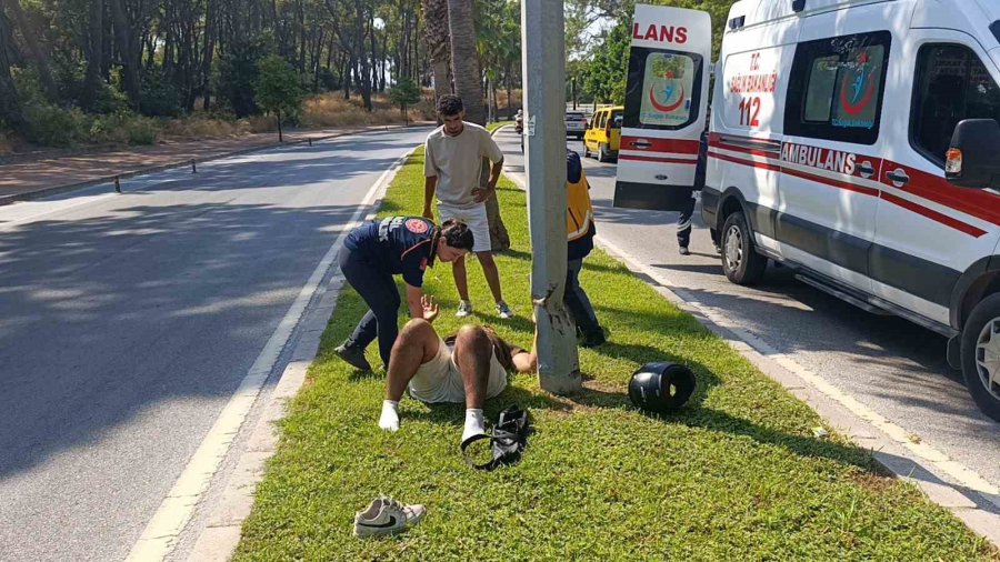 Motosiklet Palmiye Ağacına Çarptı, Sürücü Yaralandı