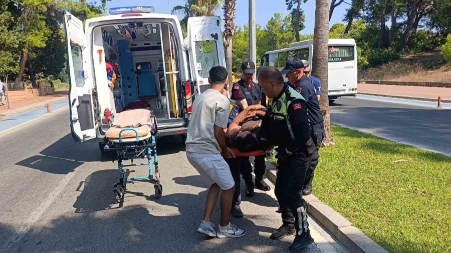 Motosiklet Palmiye Ağacına Çarptı, Sürücü Yaralandı