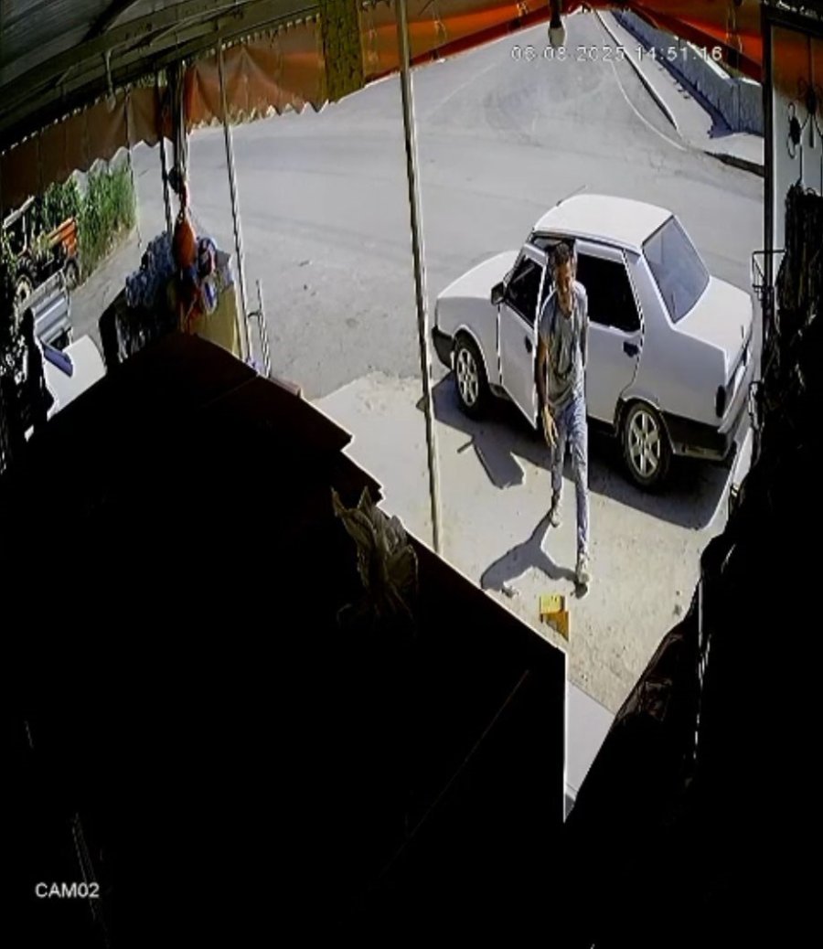 El Frenini Çekmeyi Unutup Arkasından Koştuğu Otomobil Park Duvarına Çarparak Durabildi