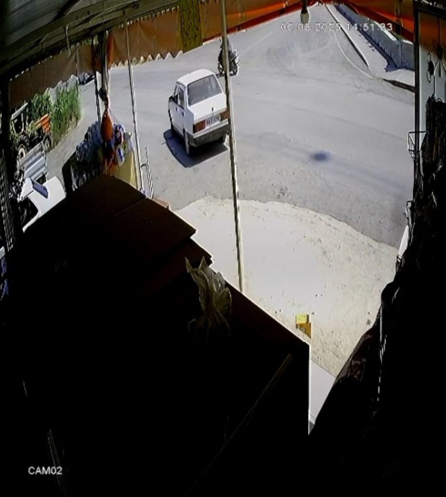 El Frenini Çekmeyi Unutup Arkasından Koştuğu Otomobil Park Duvarına Çarparak Durabildi