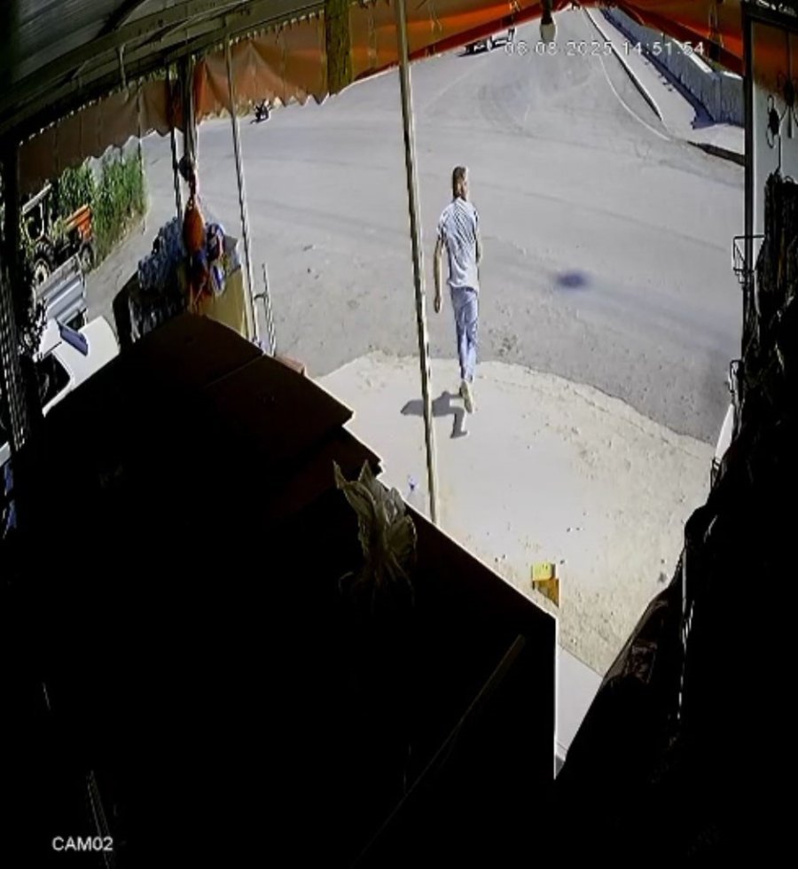 El Frenini Çekmeyi Unutup Arkasından Koştuğu Otomobil Park Duvarına Çarparak Durabildi