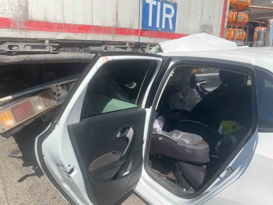 Otomobil, Park Halindeki Tıra Çarptı: 4 Yaralı