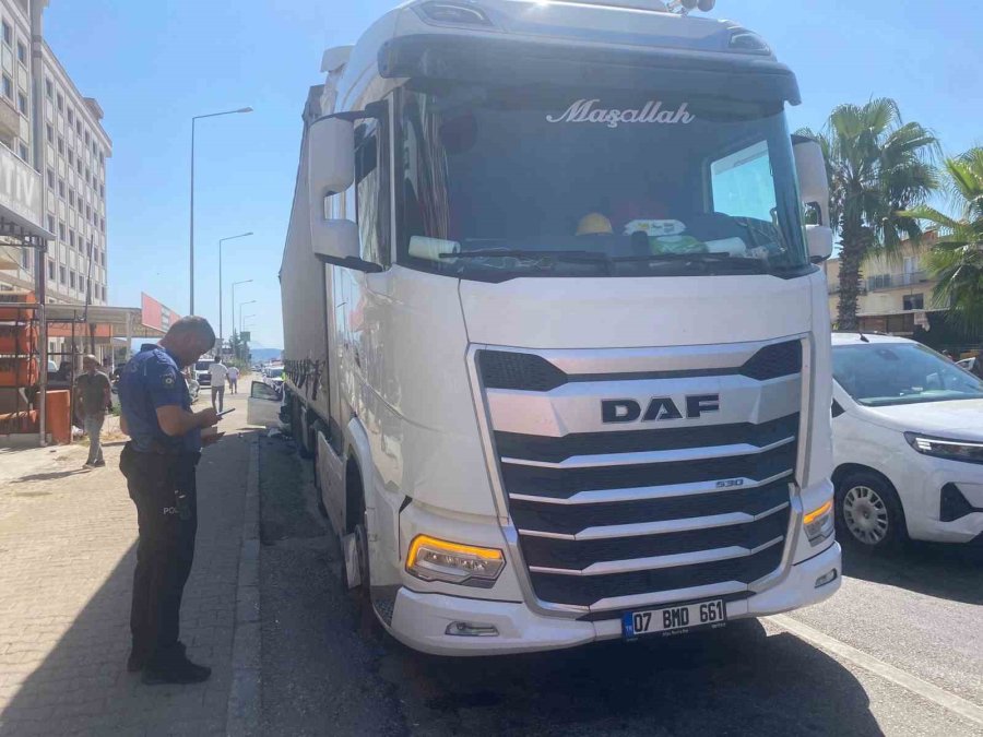 Otomobil, Park Halindeki Tıra Çarptı: 4 Yaralı