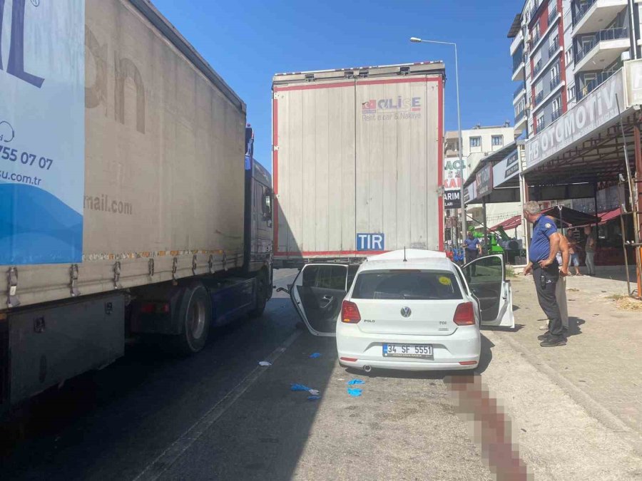 Otomobil, Park Halindeki Tıra Çarptı: 4 Yaralı