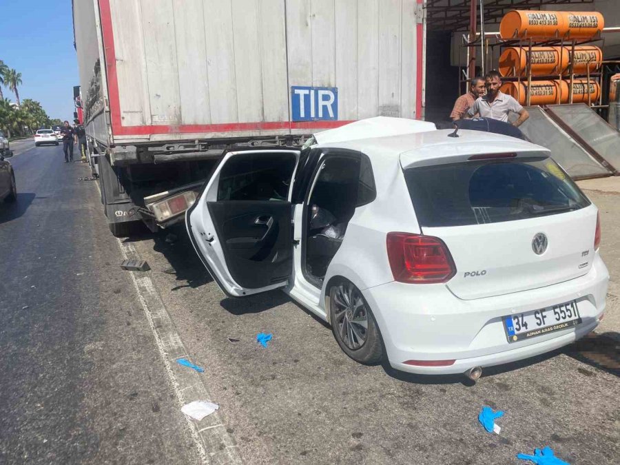 Otomobil, Park Halindeki Tıra Çarptı: 4 Yaralı