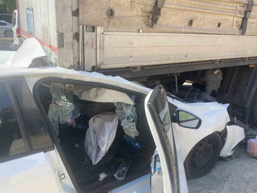 Otomobil, Park Halindeki Tıra Çarptı: 4 Yaralı