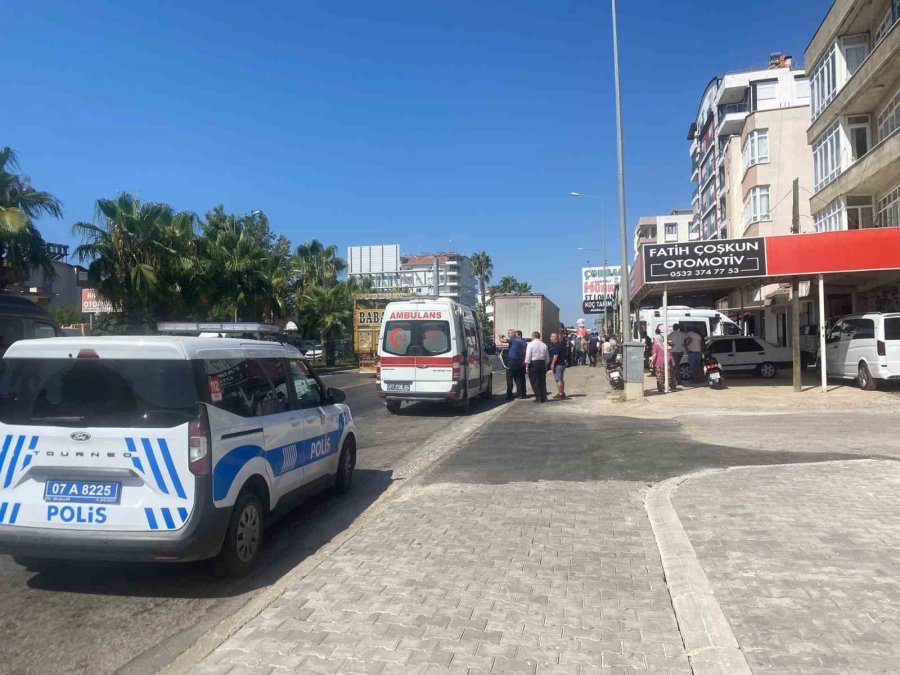 Otomobil, Park Halindeki Tıra Çarptı: 4 Yaralı