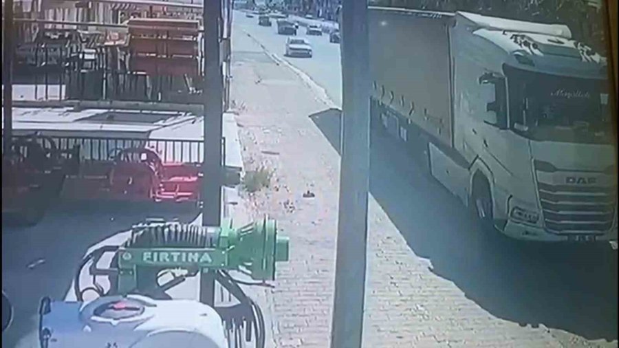 Otomobil, Park Halindeki Tıra Çarptı: 4 Yaralı