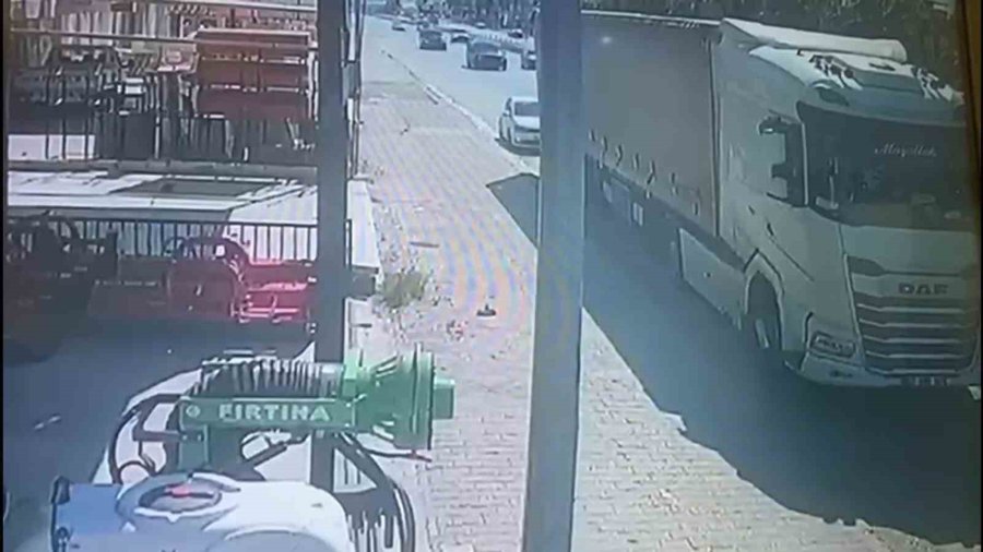 Otomobil, Park Halindeki Tıra Çarptı: 4 Yaralı