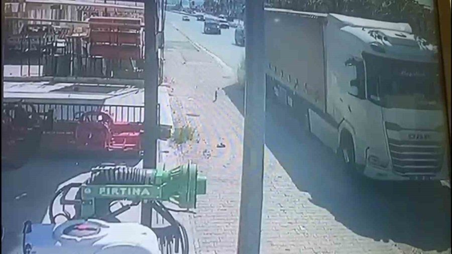 Otomobil, Park Halindeki Tıra Çarptı: 4 Yaralı