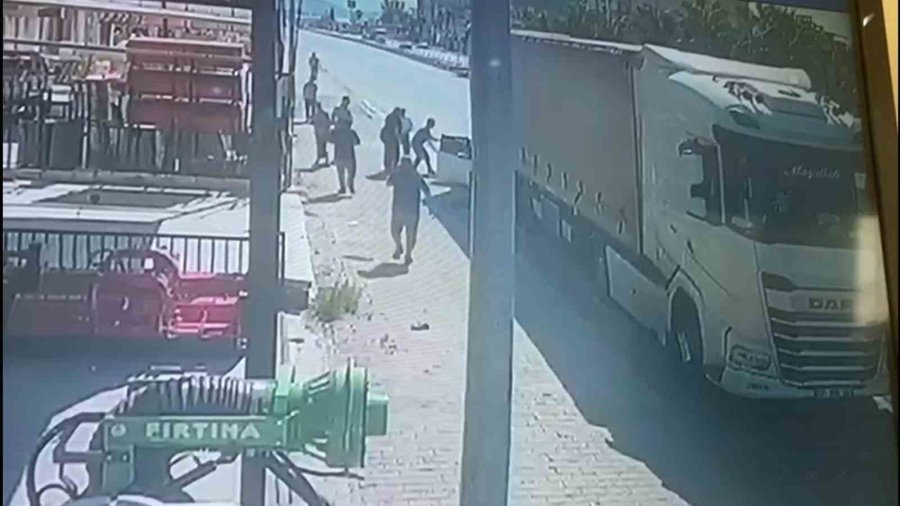 Otomobil, Park Halindeki Tıra Çarptı: 4 Yaralı