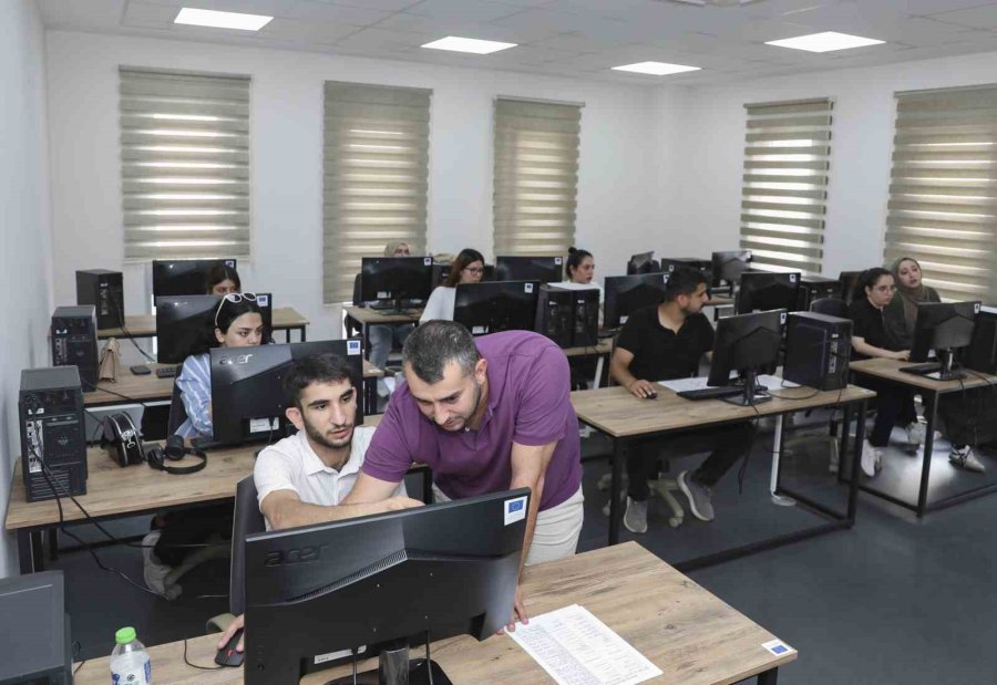 Mersin Büyükşehir Belediyesinden Ücretsiz Ofis Programları Eğitimi Desteği