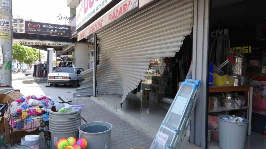 Araç İşyerine Daldı: 2 Yaralı