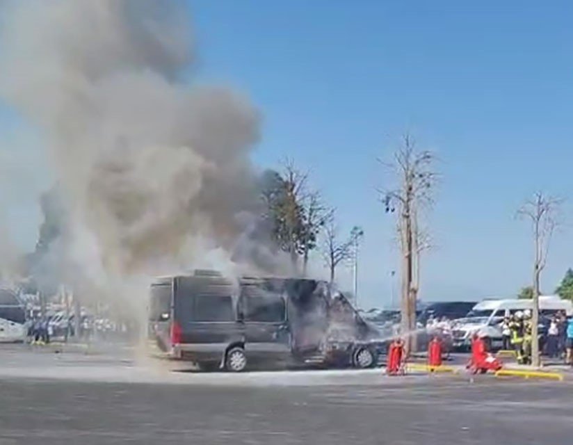 Havalimanında Park Halindeki Minibüs Alevlere Teslim Oldu