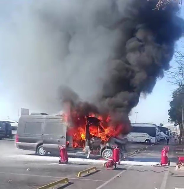 Havalimanında Park Halindeki Minibüs Alevlere Teslim Oldu