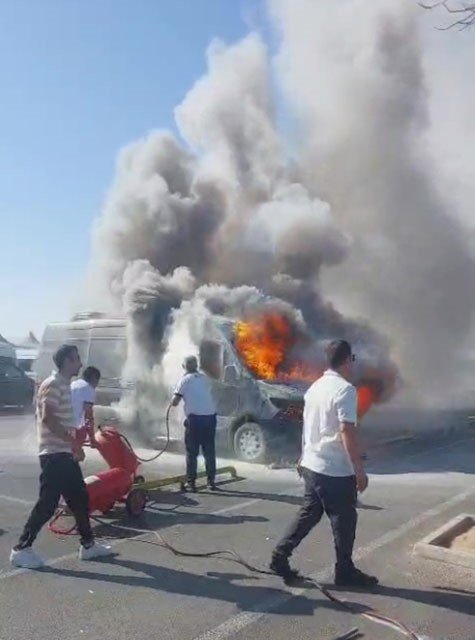 Havalimanında Park Halindeki Minibüs Alevlere Teslim Oldu