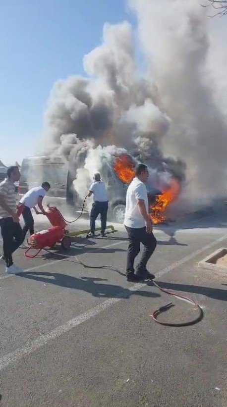 Havalimanında Park Halindeki Minibüs Alevlere Teslim Oldu