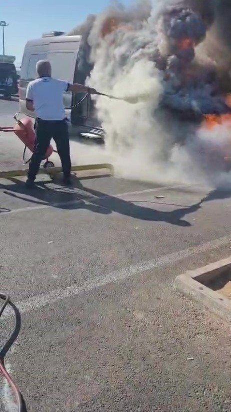 Havalimanında Park Halindeki Minibüs Alevlere Teslim Oldu