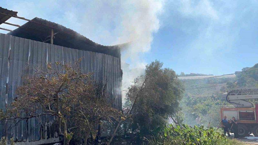 Alanya’da Mobilya Atölyesinde Yangın