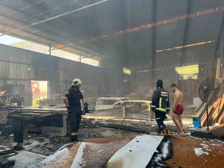 Alanya’da Mobilya Atölyesinde Yangın