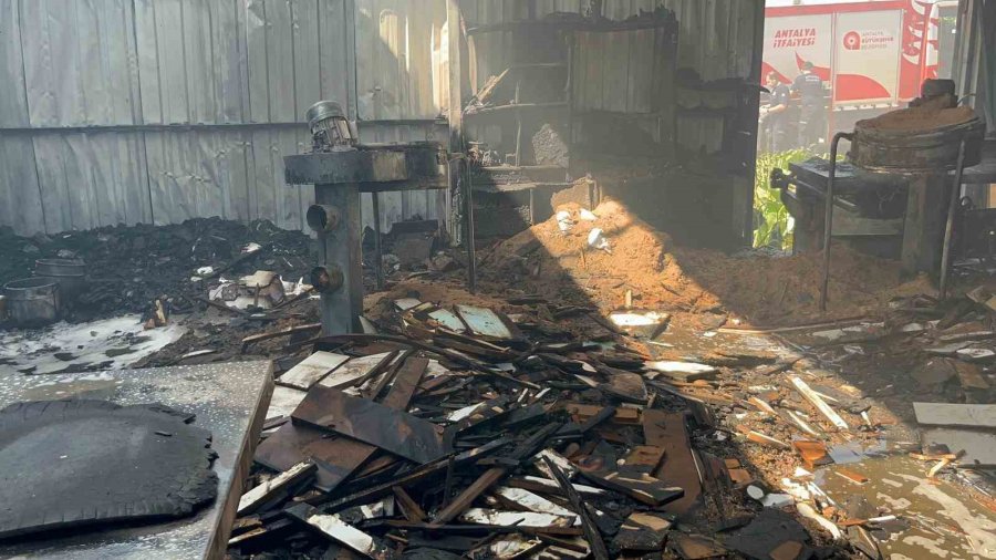 Alanya’da Mobilya Atölyesinde Yangın